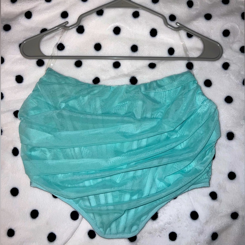 Strapless turquoise shirt.